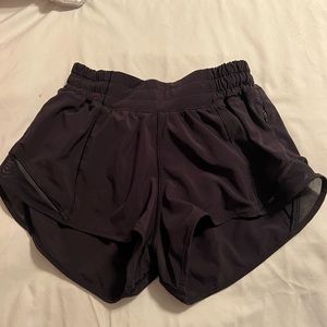 lululemon hotty hot low-rise short 2.5”